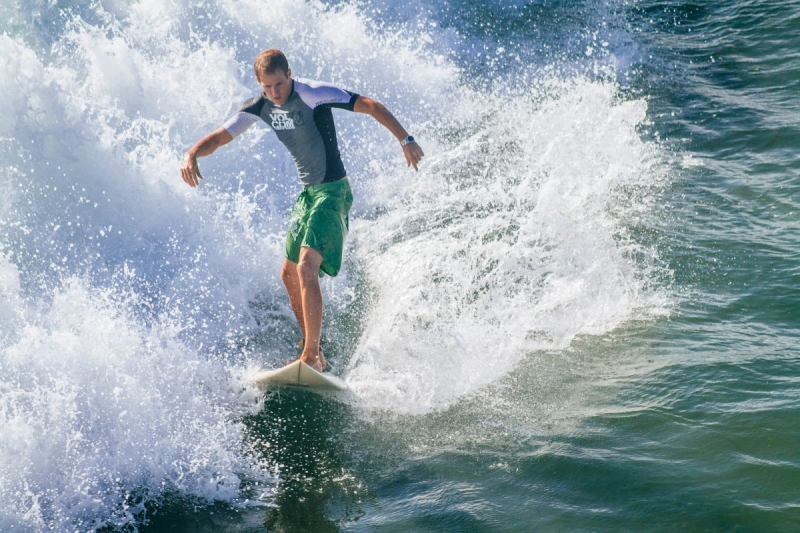 Surfer makes a splash at Pacific Beach